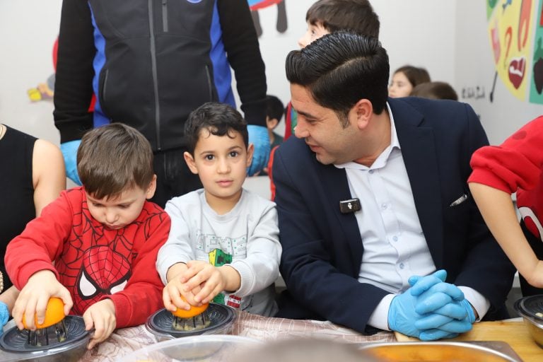 AKSU BELEDİYESİ’NDEN ÖĞRENCİLERE PORTAKAL SUYU VE TÜRK BAYRAĞI SÜRPRİZİ