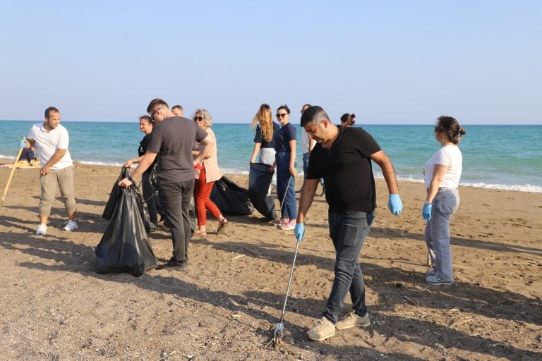 AKSU BELEDİYESİNDEN KUMKÖY SAHİLİNDE GENİŞ ÇAPLI TEMİZLİK