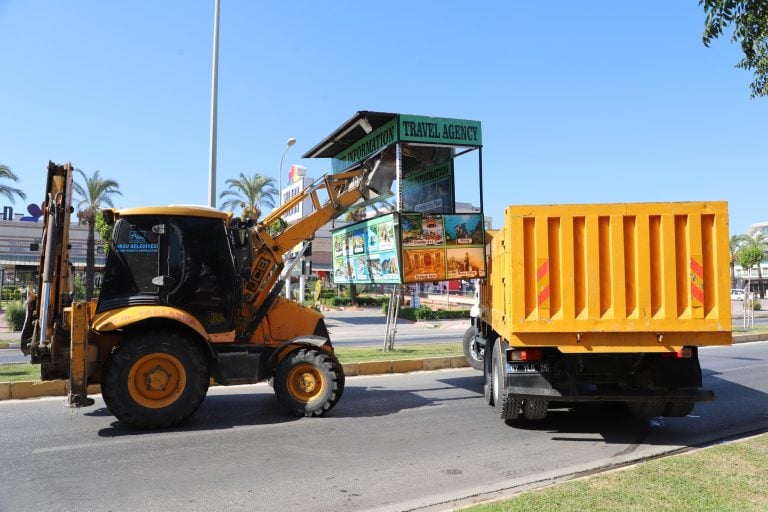 AKSU’DA KALDIRIM İŞGALLERİNE YÖNELİK DENETİMLER DEVAM EDİYOR