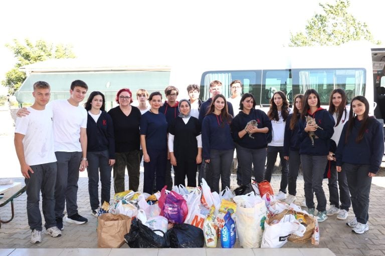 AKSU BELEDİYESİ BARINAĞINDA ÖĞRENCİLERDEN “SEV, SAHİPLEN, KORU” MESAJI