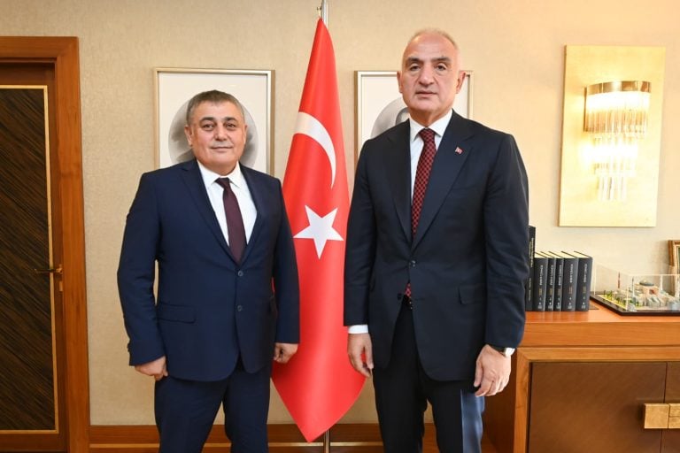 AKSU BELEDİYE BAŞKANI İSA YILDIRIM, ROZETİNİ TAKARAK AK PARTİ AİLESİNE KATILDI