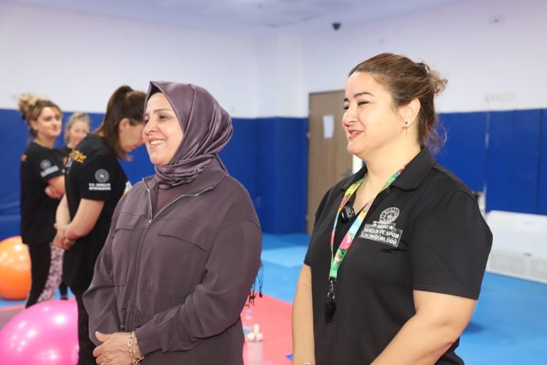EMİNE YILDIRIM, ÇOCUKLAR VE KADINLARLA SPOR SALONUNDA BİR ARAYA GELDİ