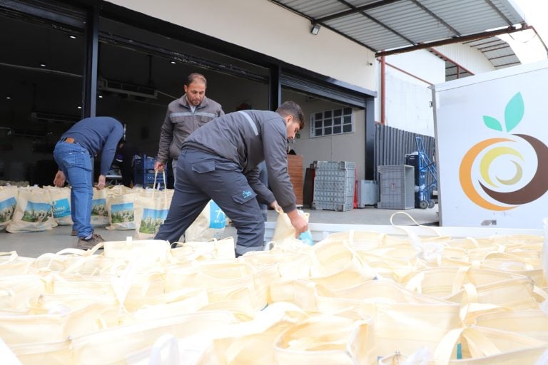 AKSU BELEDİYESİ’NDEN YENİ YIL ÖNCESİ İHTİYAÇ SAHİBİ AİLELERE SOSYAL DESTEK