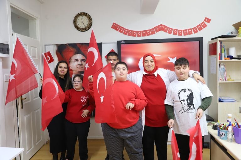 AKSU BELEDİYESİ’NDEN ÖĞRENCİLERE PORTAKAL SUYU VE TÜRK BAYRAĞI SÜRPRİZİ