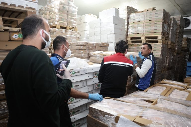 AKSU’DA ZABITA EKİPLERİ SAĞLIKSIZ GIDAYA GEÇİT VERMEDİ, 25 TON ÜRÜN İMHA EDİLDİ