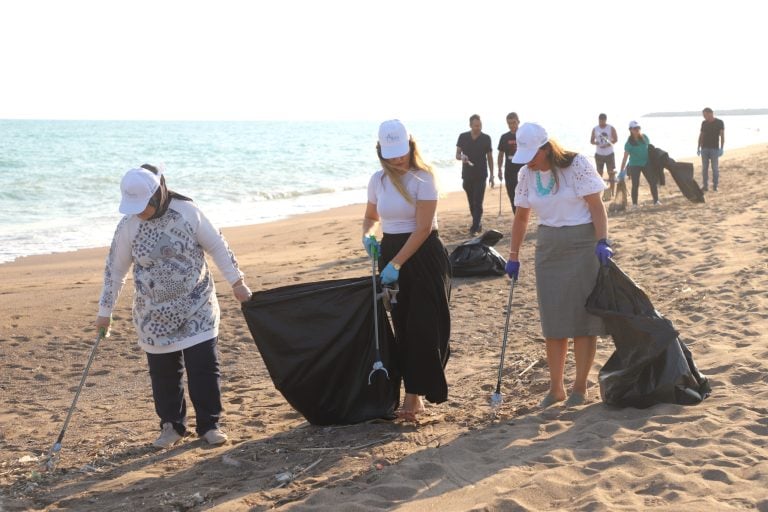 AKSU BELEDİYESİNDEN KUMKÖY SAHİLİNDE GENİŞ ÇAPLI TEMİZLİK