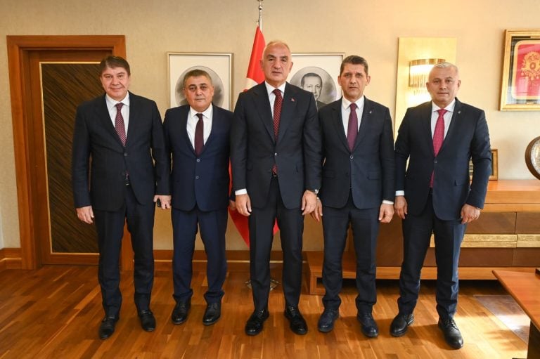 AKSU BELEDİYE BAŞKANI İSA YILDIRIM, ROZETİNİ TAKARAK AK PARTİ AİLESİNE KATILDI