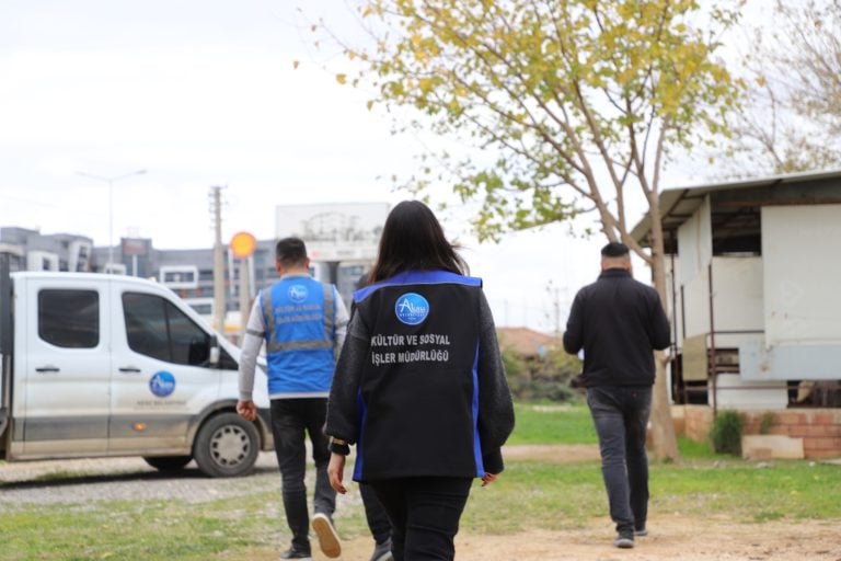 AKSU BELEDİYESİ’NDEN YENİ YIL ÖNCESİ İHTİYAÇ SAHİBİ AİLELERE SOSYAL DESTEK