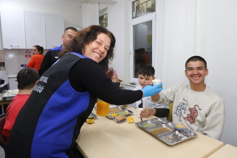 AKSU BELEDİYESİ’NDEN ÖĞRENCİLERE PORTAKAL SUYU VE TÜRK BAYRAĞI SÜRPRİZİ