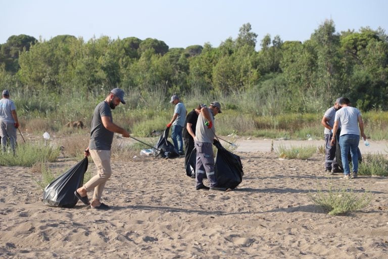AKSU BELEDİYESİNDEN KUMKÖY SAHİLİNDE GENİŞ ÇAPLI TEMİZLİK