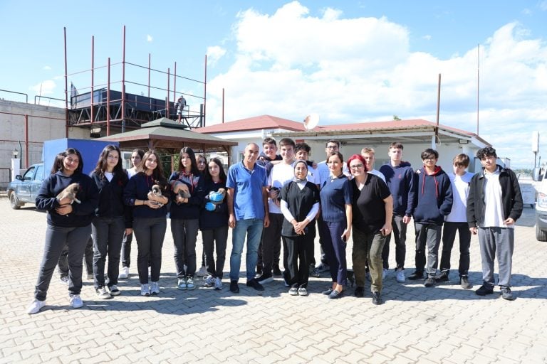 AKSU BELEDİYESİ BARINAĞINDA ÖĞRENCİLERDEN “SEV, SAHİPLEN, KORU” MESAJI