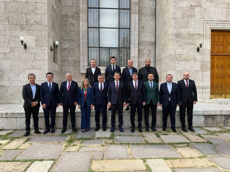 AKSU BELEDİYE BAŞKANI İSA YILDIRIM, ROZETİNİ TAKARAK AK PARTİ AİLESİNE KATILDI