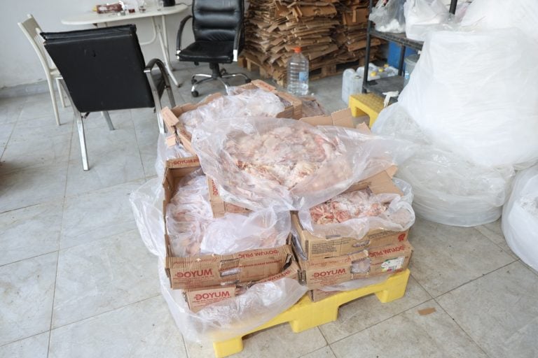 AKSU’DA ZABITA EKİPLERİ SAĞLIKSIZ GIDAYA GEÇİT VERMEDİ, 25 TON ÜRÜN İMHA EDİLDİ