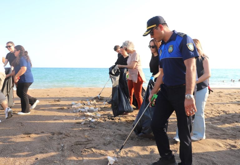 AKSU BELEDİYESİNDEN KUMKÖY SAHİLİNDE GENİŞ ÇAPLI TEMİZLİK