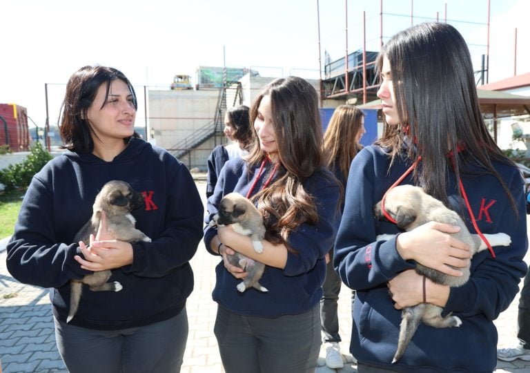 AKSU BELEDİYESİ BARINAĞINDA ÖĞRENCİLERDEN “SEV, SAHİPLEN, KORU” MESAJI