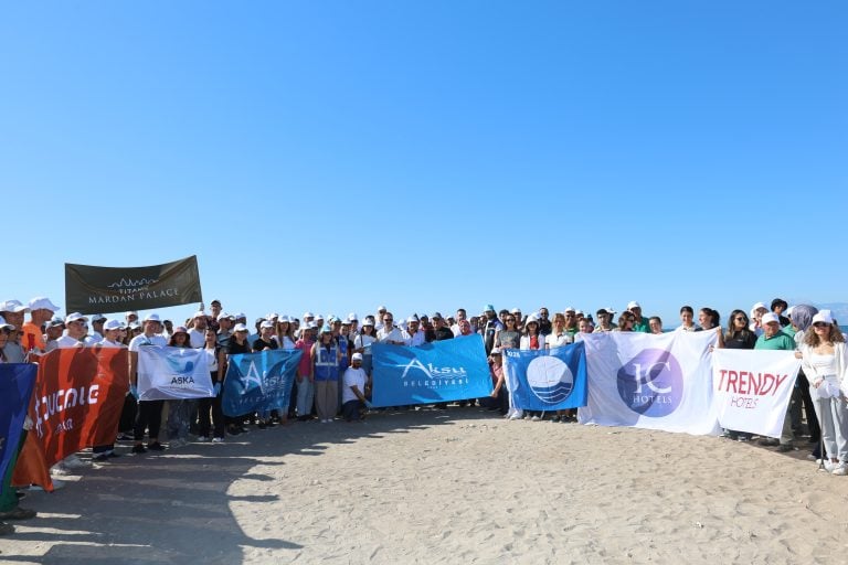KUMKÖY SAHİLİ, DÜNYA TEMİZLİK GÜNÜNDE TEMİZLENDİ