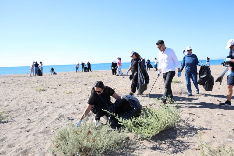 KUMKÖY SAHİLİ, DÜNYA TEMİZLİK GÜNÜNDE TEMİZLENDİ