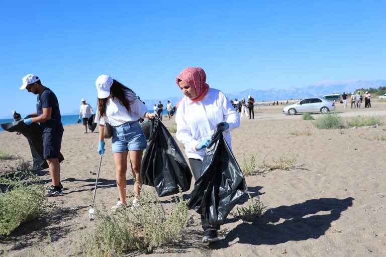 KUMKÖY SAHİLİ, DÜNYA TEMİZLİK GÜNÜNDE TEMİZLENDİ
