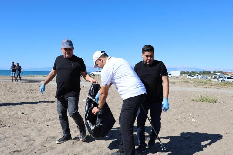 KUMKÖY SAHİLİ, DÜNYA TEMİZLİK GÜNÜNDE TEMİZLENDİ