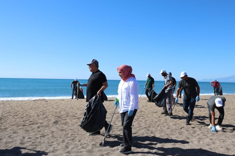 KUMKÖY SAHİLİ, DÜNYA TEMİZLİK GÜNÜNDE TEMİZLENDİ