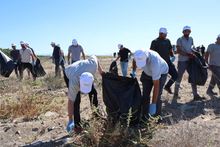 KUMKÖY SAHİLİ, DÜNYA TEMİZLİK GÜNÜNDE TEMİZLENDİ