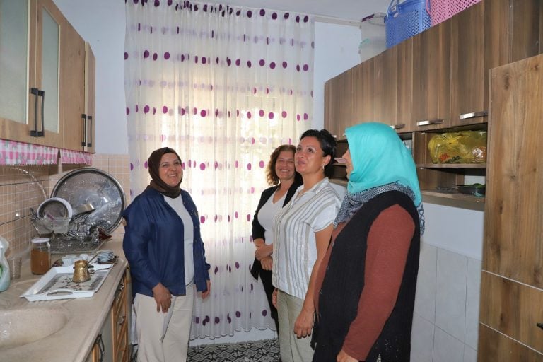 AKSU BELEDİYESİ, KENDİ ATÖLYESİNDE ÜRETTİĞİ AHŞAP ÜRÜNLERLE TASARRUF SAĞLIYOR