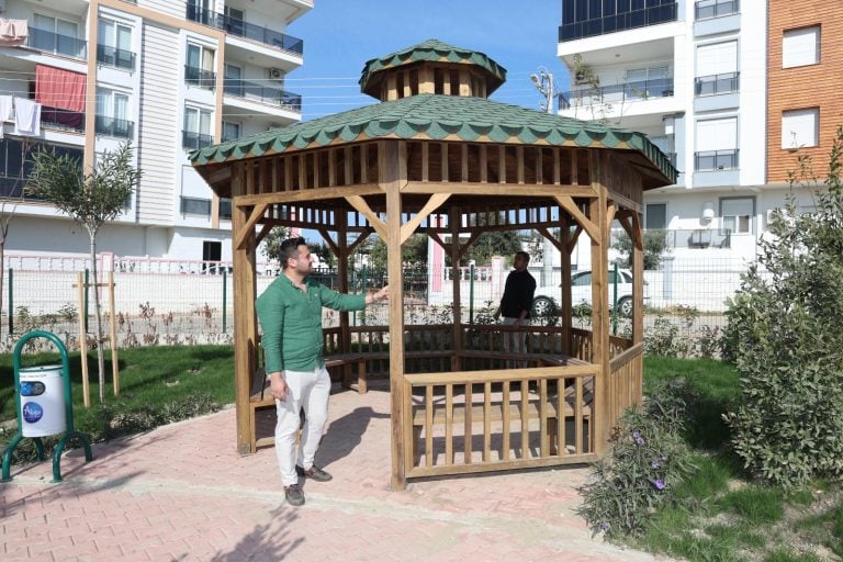 AKSU BELEDİYESİ, KENDİ ATÖLYESİNDE ÜRETTİĞİ AHŞAP ÜRÜNLERLE TASARRUF SAĞLIYOR