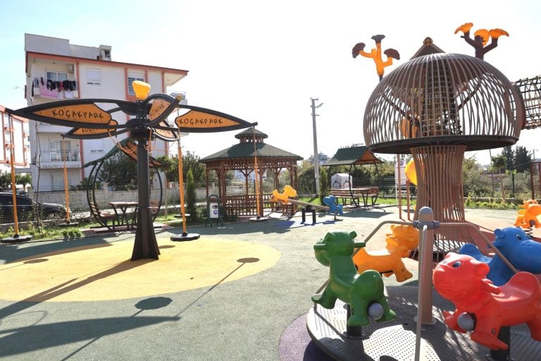 AKSU BELEDİYESİ, KENDİ ATÖLYESİNDE ÜRETTİĞİ AHŞAP ÜRÜNLERLE TASARRUF SAĞLIYOR