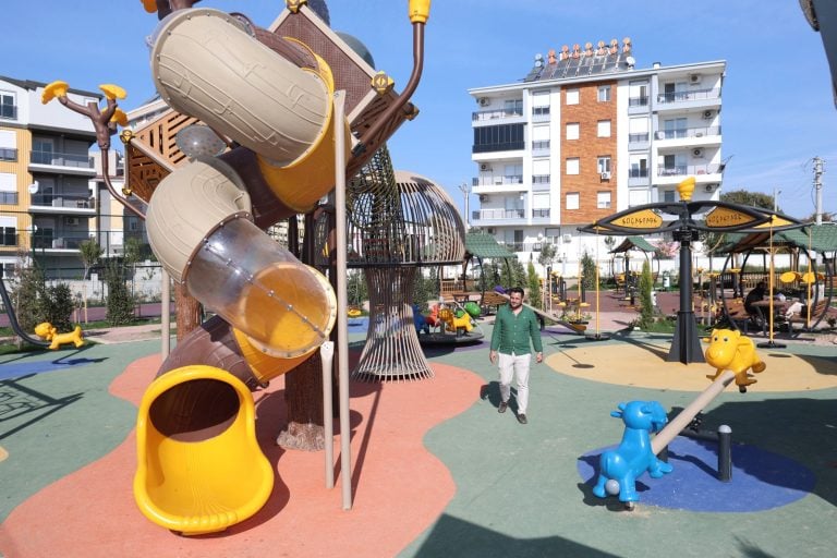 AKSU BELEDİYESİ, KENDİ ATÖLYESİNDE ÜRETTİĞİ AHŞAP ÜRÜNLERLE TASARRUF SAĞLIYOR