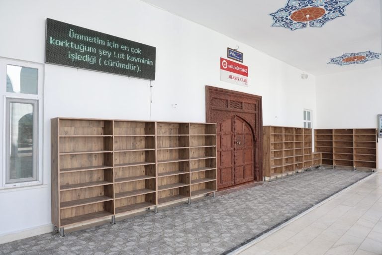 AKSU BELEDİYESİ, KENDİ ATÖLYESİNDE ÜRETTİĞİ AHŞAP ÜRÜNLERLE TASARRUF SAĞLIYOR