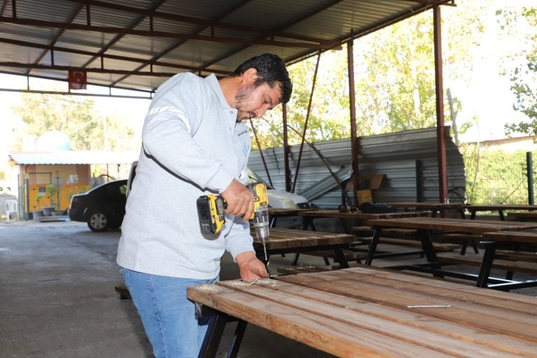 AKSU BELEDİYESİ, KENDİ ATÖLYESİNDE ÜRETTİĞİ AHŞAP ÜRÜNLERLE TASARRUF SAĞLIYOR