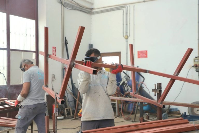 AKSU BELEDİYESİ, KENDİ ATÖLYESİNDE ÜRETTİĞİ AHŞAP ÜRÜNLERLE TASARRUF SAĞLIYOR