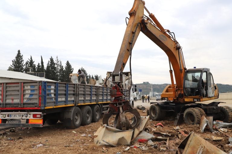 AKSU BELEDİYESİ’NDEN GERİ DÖNÜŞÜMLE EKONOMİYE VE ÇEVREYE KATKI