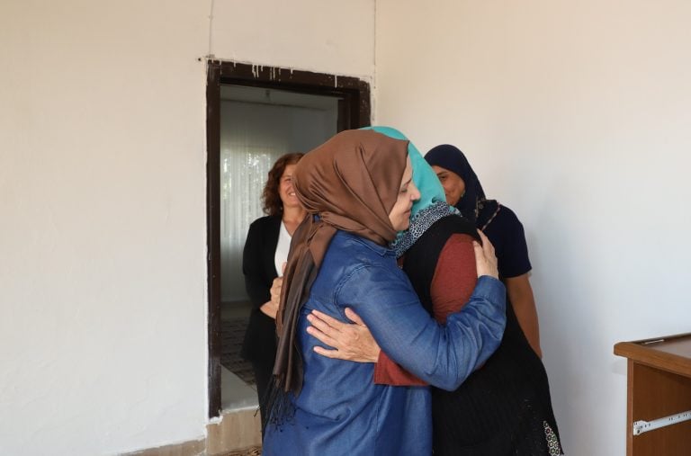 EMİNE YILDIRIM, EVİ YANAN AİLEYİ ZİYARET ETTİ