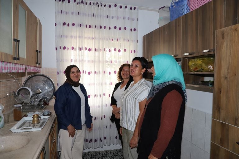 EMİNE YILDIRIM, EVİ YANAN AİLEYİ ZİYARET ETTİ