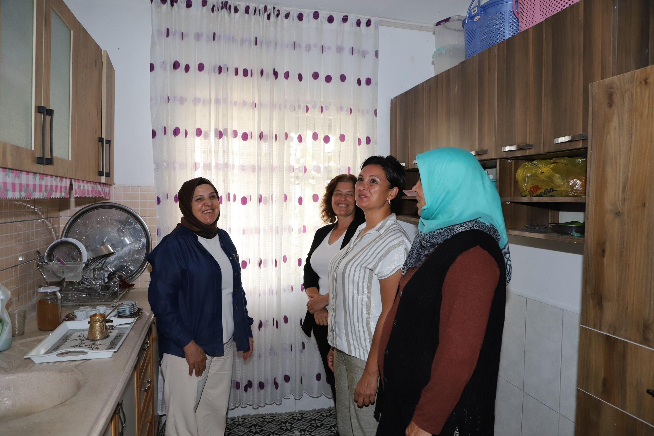 EMİNE YILDIRIM, EVİ YANAN AİLEYİ ZİYARET ETTİ