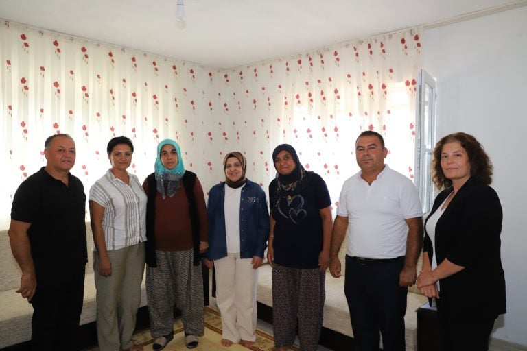 EMİNE YILDIRIM, EVİ YANAN AİLEYİ ZİYARET ETTİ