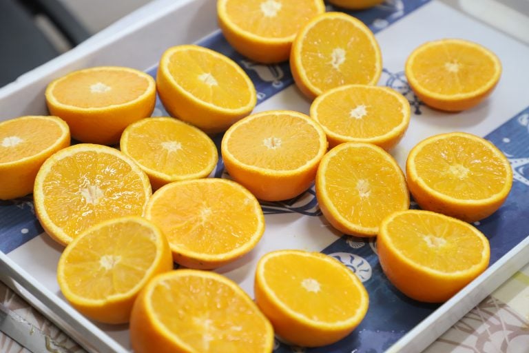 AKSU BELEDİYESİ’NDEN ÖĞRENCİLERE PORTAKAL SUYU VE TÜRK BAYRAĞI SÜRPRİZİ