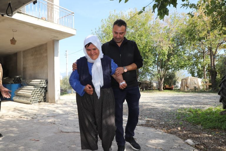 AKSU BELEDİYESİ HASTA ZİYARETLERİNE DEVAM EDİYOR