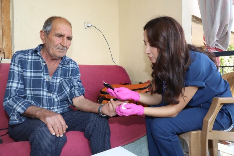 AKSU BELEDİYESİ HASTA ZİYARETLERİNE DEVAM EDİYOR