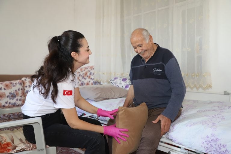 AKSU BELEDİYESİ HASTA ZİYARETLERİNE DEVAM EDİYOR