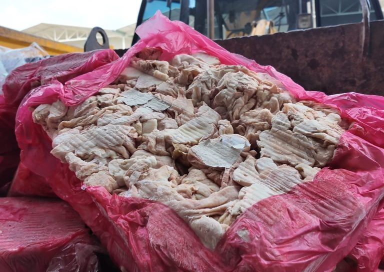 AKSU’DA ZABITA EKİPLERİ SAĞLIKSIZ GIDAYA GEÇİT VERMEDİ, 25 TON ÜRÜN İMHA EDİLDİ