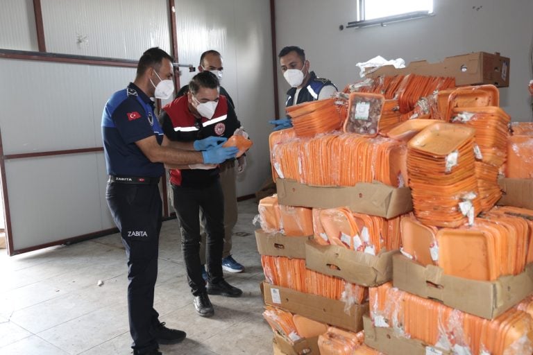 AKSU’DA ZABITA EKİPLERİ SAĞLIKSIZ GIDAYA GEÇİT VERMEDİ, 25 TON ÜRÜN İMHA EDİLDİ