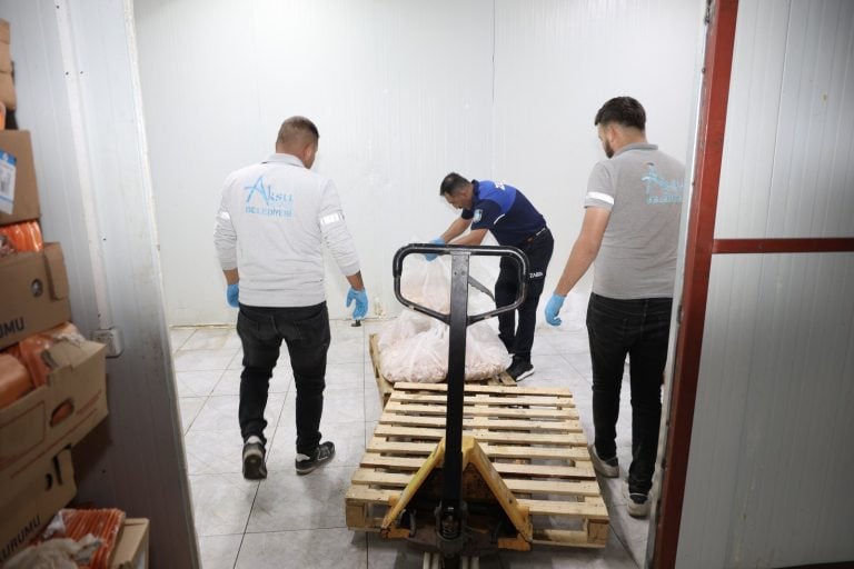 AKSU’DA ZABITA EKİPLERİ SAĞLIKSIZ GIDAYA GEÇİT VERMEDİ, 25 TON ÜRÜN İMHA EDİLDİ