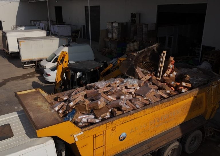 AKSU’DA ZABITA EKİPLERİ SAĞLIKSIZ GIDAYA GEÇİT VERMEDİ, 25 TON ÜRÜN İMHA EDİLDİ