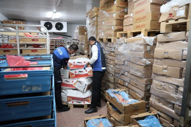 AKSU’DA ZABITA EKİPLERİ SAĞLIKSIZ GIDAYA GEÇİT VERMEDİ, 25 TON ÜRÜN İMHA EDİLDİ