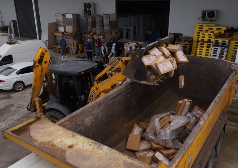 AKSU’DA ZABITA EKİPLERİ SAĞLIKSIZ GIDAYA GEÇİT VERMEDİ, 25 TON ÜRÜN İMHA EDİLDİ