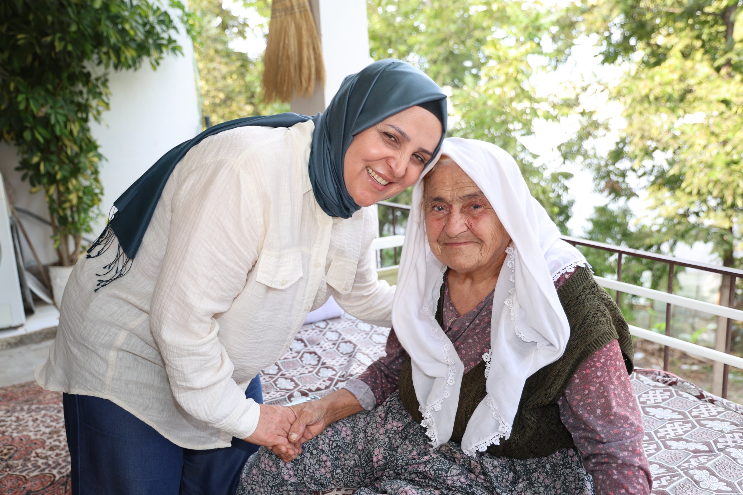 EMİNE YILDIRIM’DAN HASTA VE YAŞLI ZİYARETLERİ