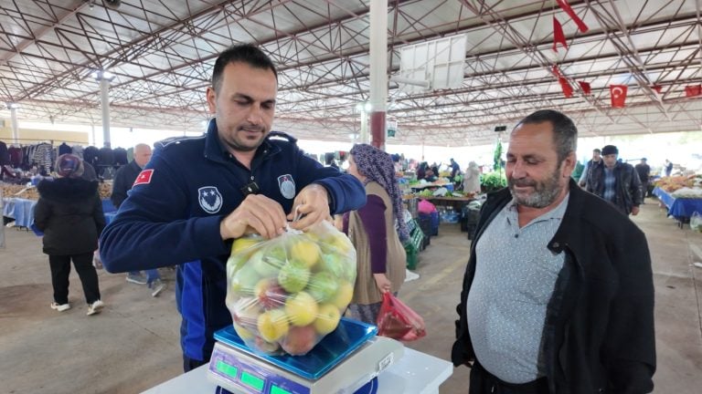 AKSU’DA GÜVENLİ ALIŞVERİŞ İÇİN PAZAR YERLERİNDE KONTROL TERAZİSİ UYGULAMASI BAŞLADI
