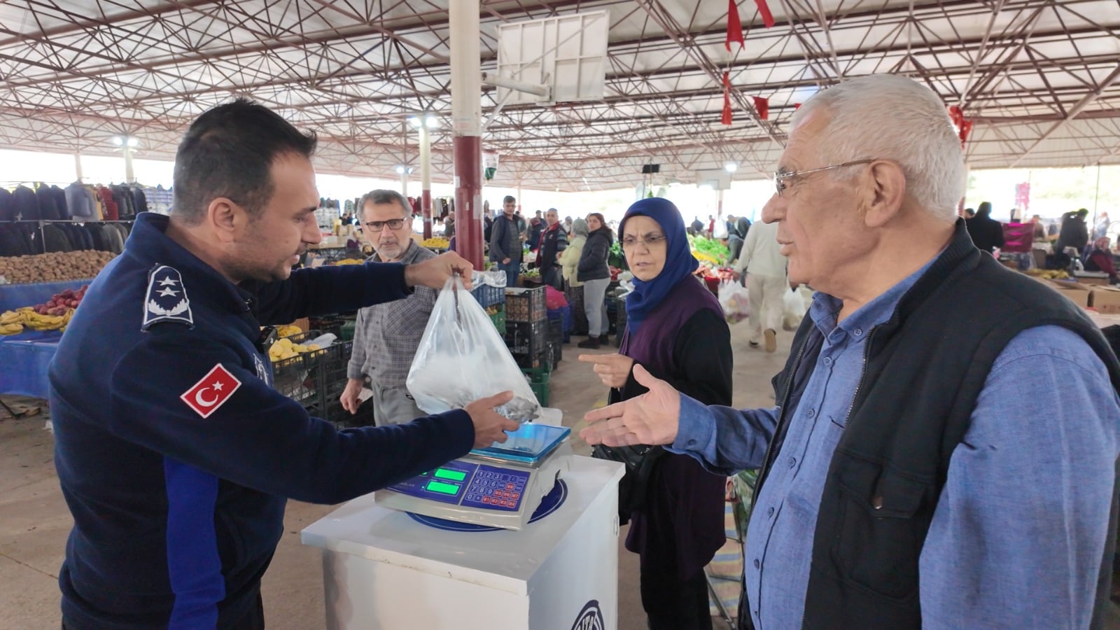 AKSU’DA GÜVENLİ ALIŞVERİŞ İÇİN PAZAR YERLERİNDE KONTROL TERAZİSİ UYGULAMASI BAŞLADI